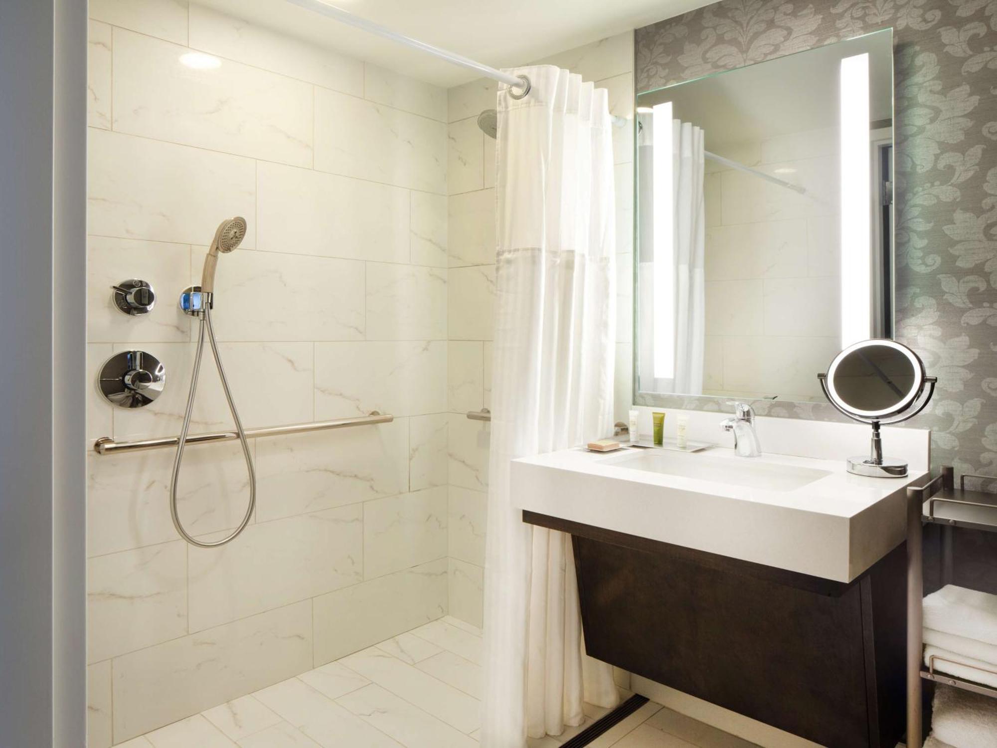 King Room Bath Tub Disability or Hearing Access,1557826378:JPEG