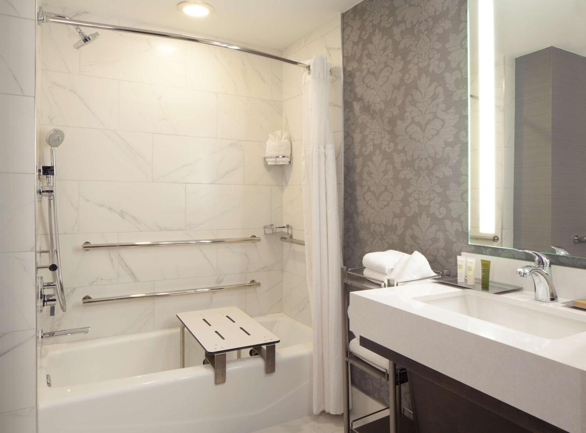 King Room Bath Tub Mobility Access,1557826078:JPEG